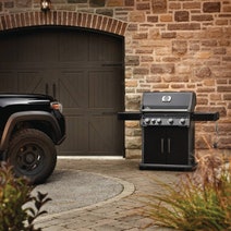 Napoleon Rogue XT 525 Natural Gas 4 Burner Grill with Infrared Side Burner RXT525SIBNK-1-AU hero image