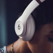 Beats MQ572PA/A Studio3 Wireless Bluetooth Over Ear Headphones White hero image