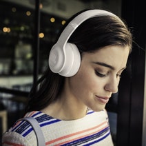 JBL V300BTWHTGP Everest 300BT Wireless On-Ear Headphones hero image